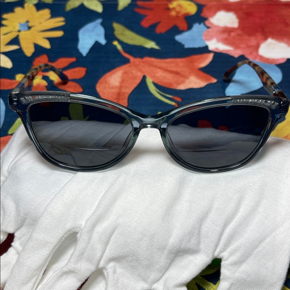 BCBG Max Azria Stylish frames